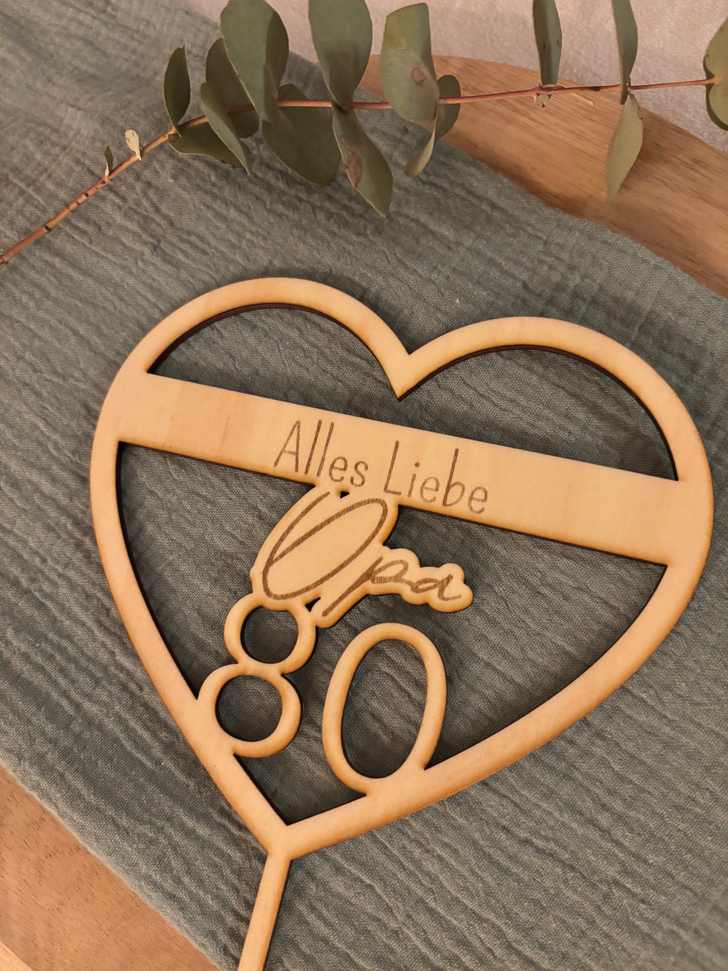 personalisierter Cake Topper in Herzform aus Holz mit Text, Name und Zahl