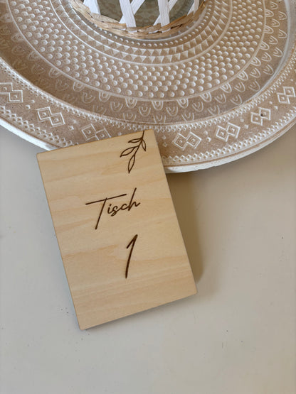 Karten aus Holz mit Tischnummern