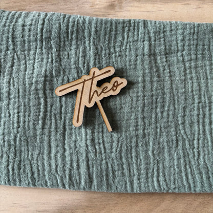 Namensstecker aus Holz mit Gravur