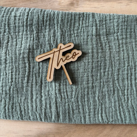 Namensstecker aus Holz mit Gravur