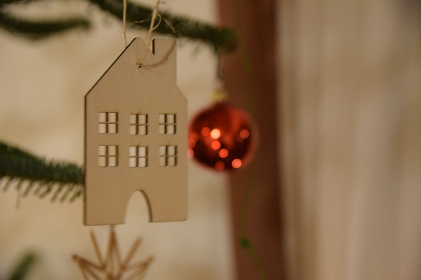 weihnachtliches Häuser Set mit Schneeflocken