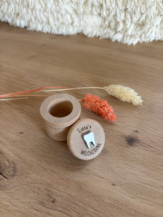 Zahndose aus Holz mit Name und Holzzahn