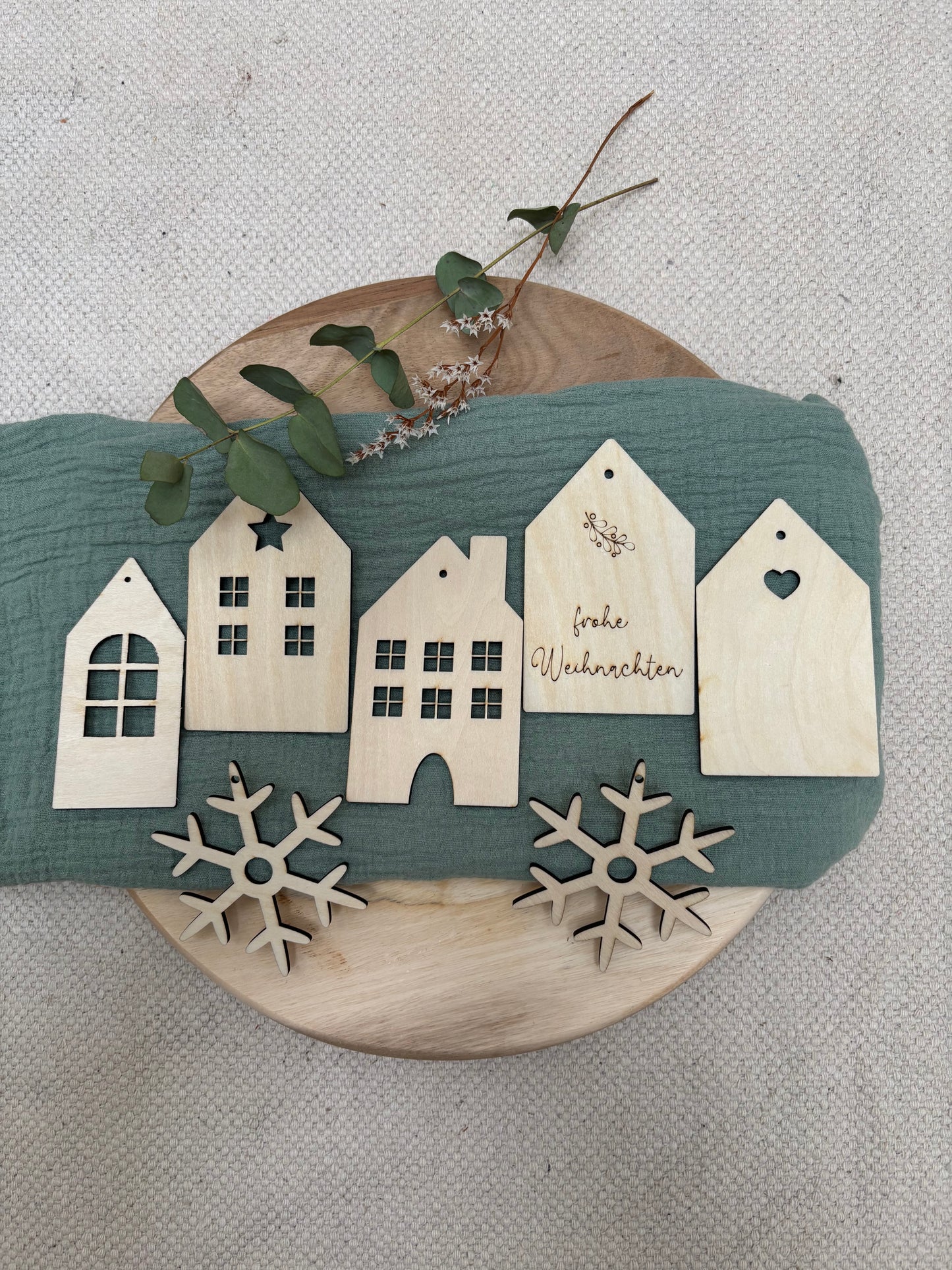 weihnachtliches Häuser Set mit Schneeflocken