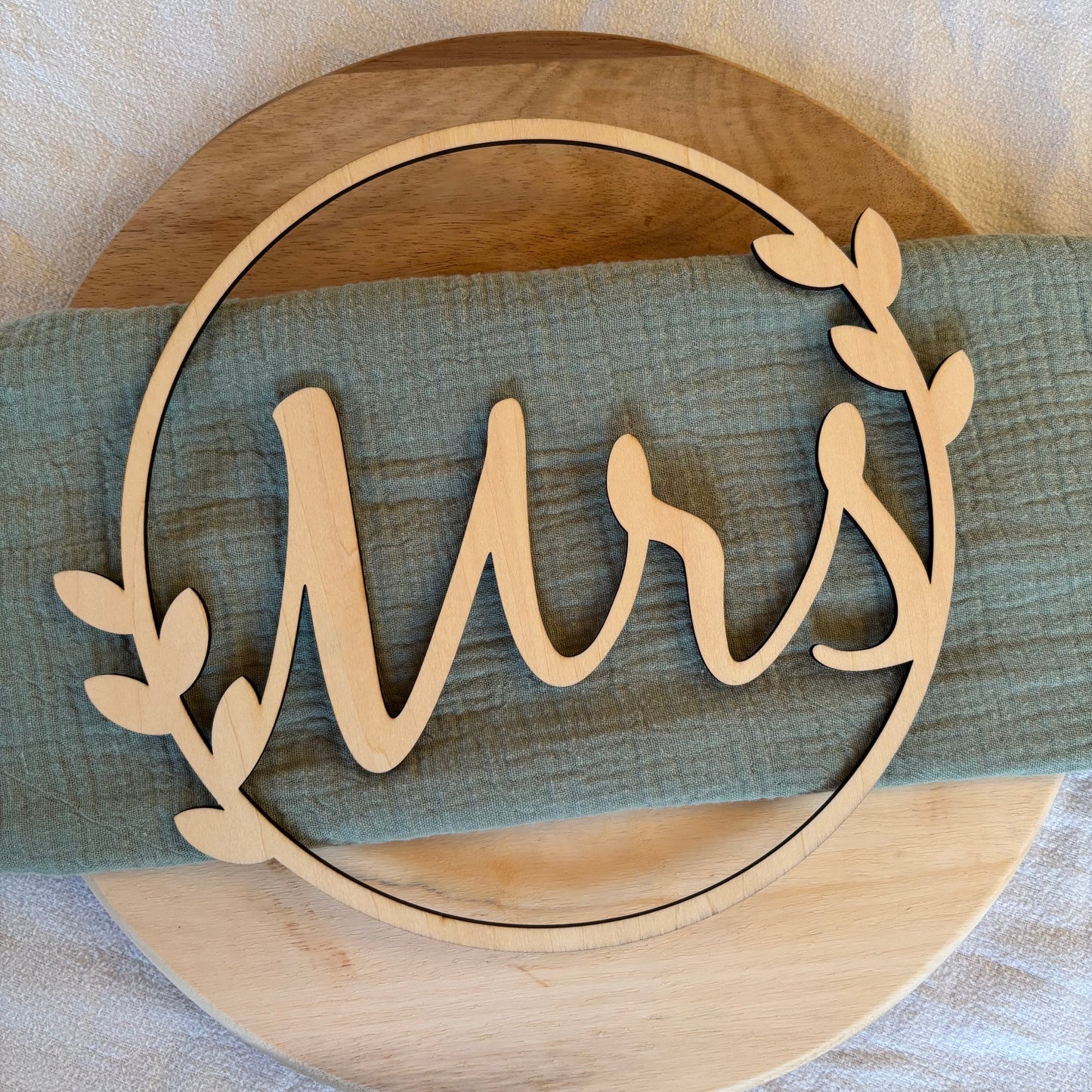Holzkränze Mr & Mrs – Hochzeit Stuhldeko aus Holz (2er-Set)