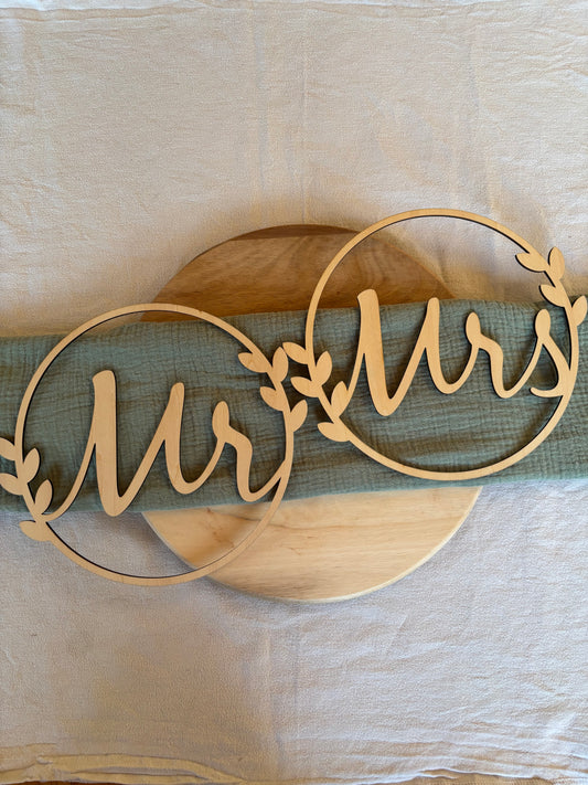 Holzkränze Mr & Mrs – Hochzeit Stuhldeko aus Holz (2er-Set)