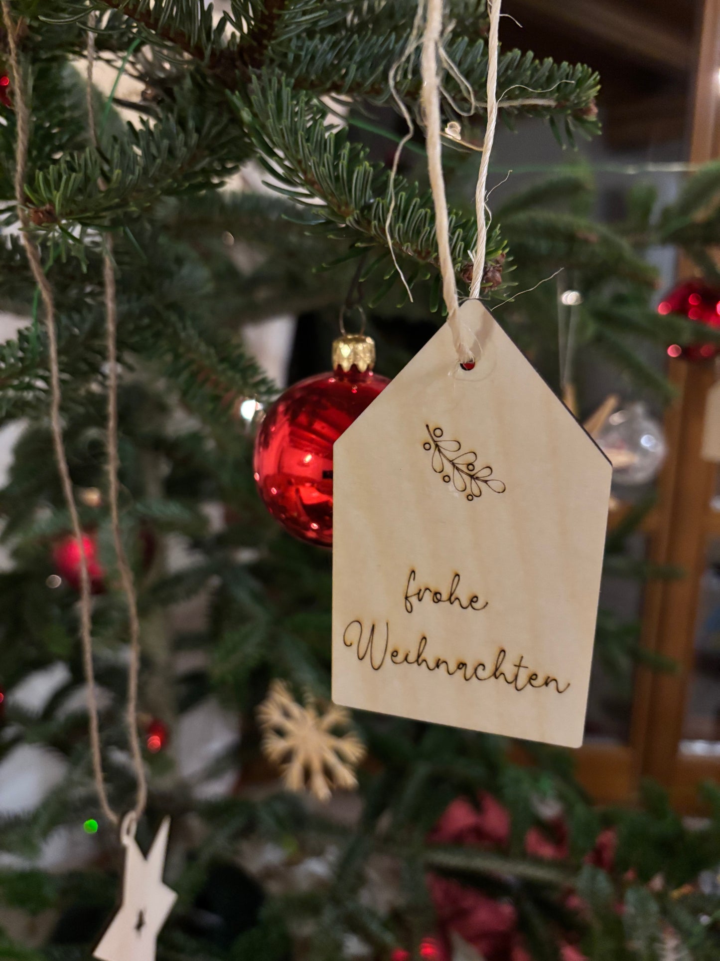 weihnachtliches Häuser Set mit Schneeflocken