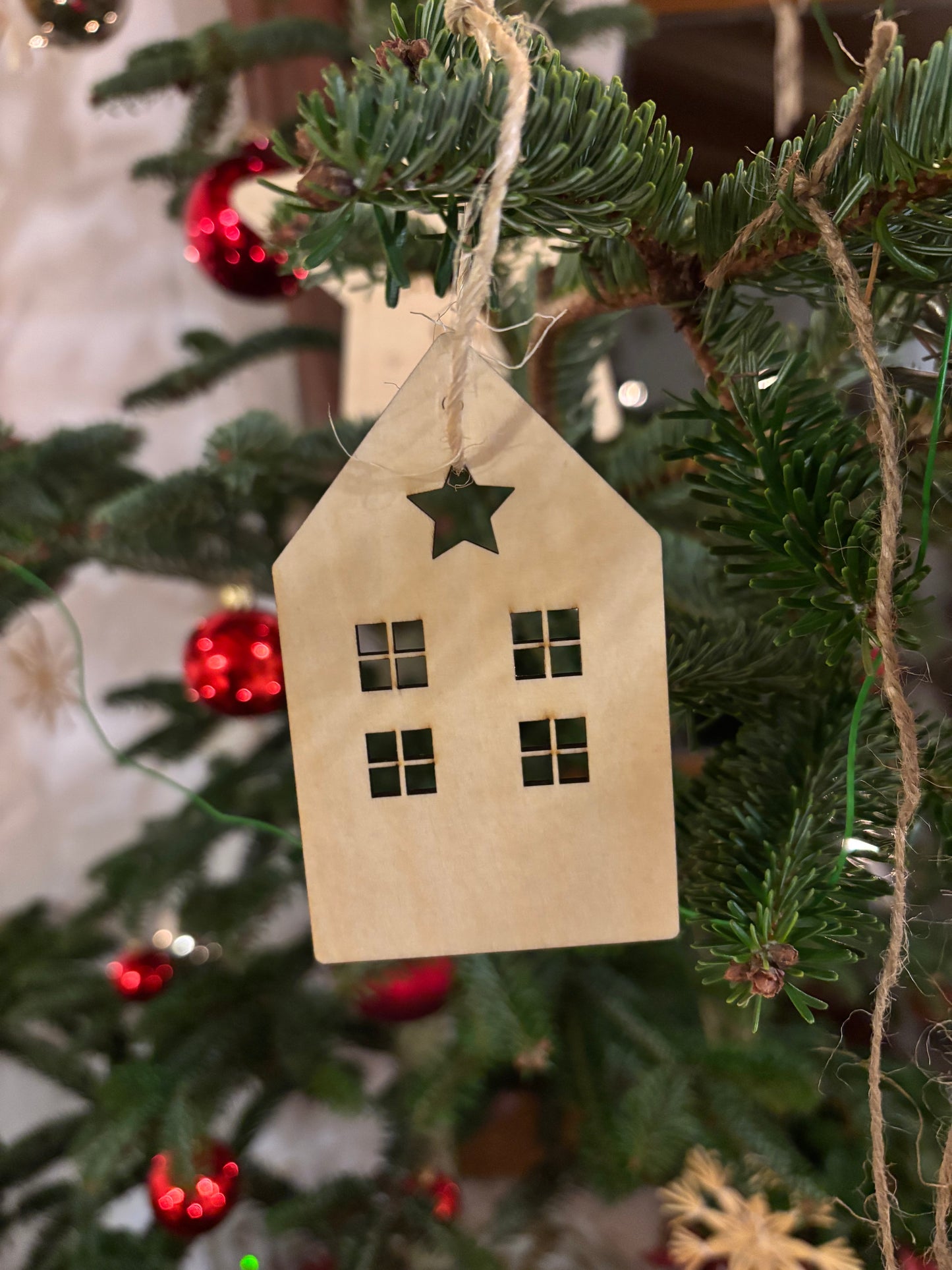 weihnachtliches Häuser Set mit Schneeflocken