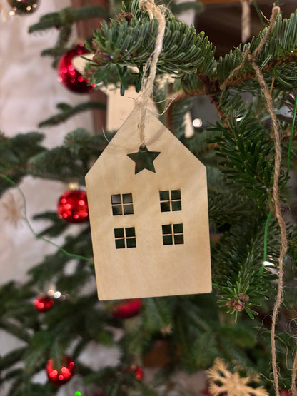 weihnachtliches Häuser Set mit Schneeflocken