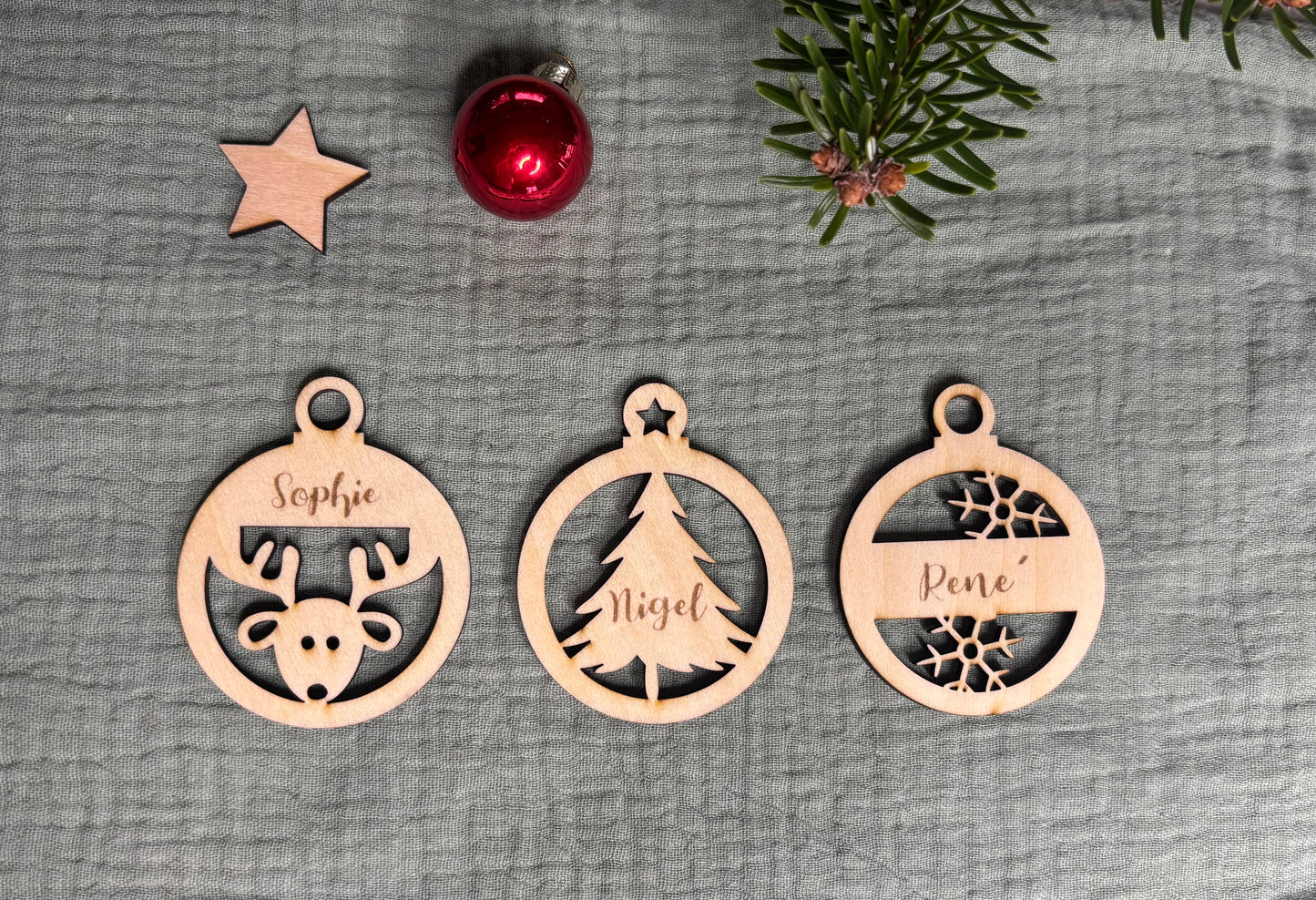 personalisierte Weihnachtsanhänger in Kugelform