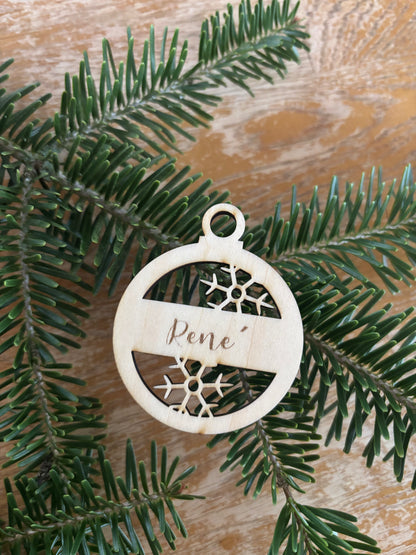 personalisierte Weihnachtsanhänger in Kugelform