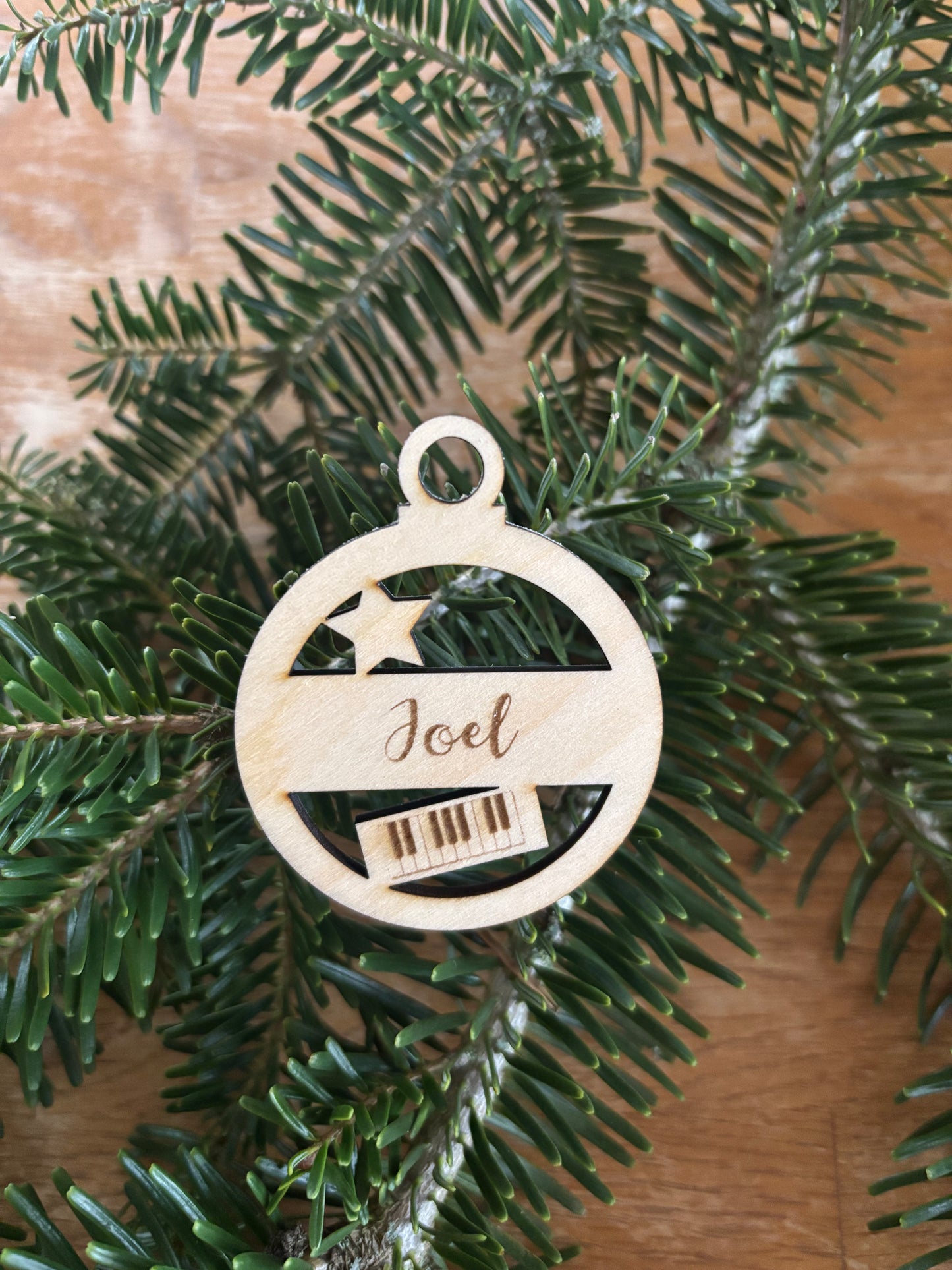 personalisierte Weihnachtsanhänger in Kugelform