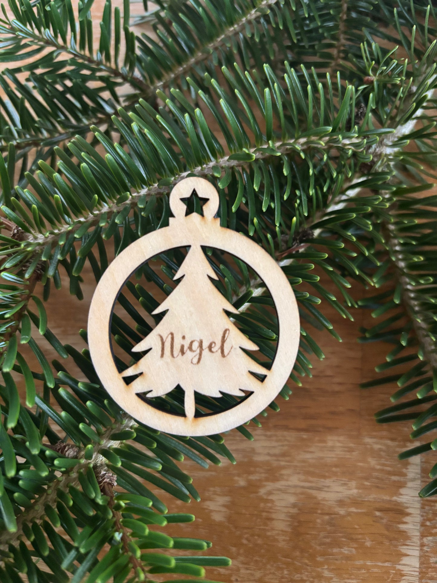 personalisierte Weihnachtsanhänger in Kugelform