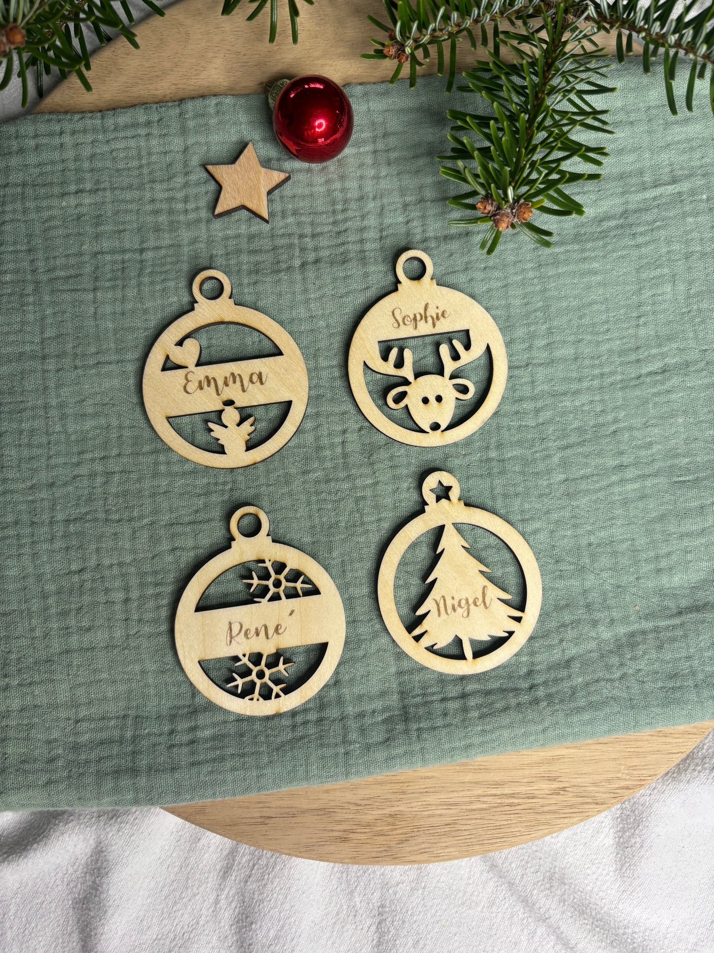 personalisierte Weihnachtsanhänger in Kugelform