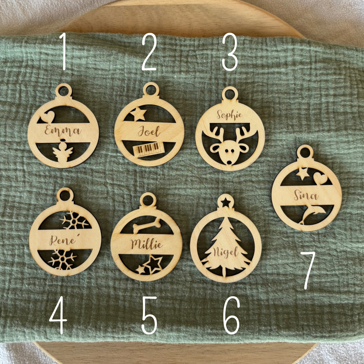 personalisierte Weihnachtsanhänger in Kugelform