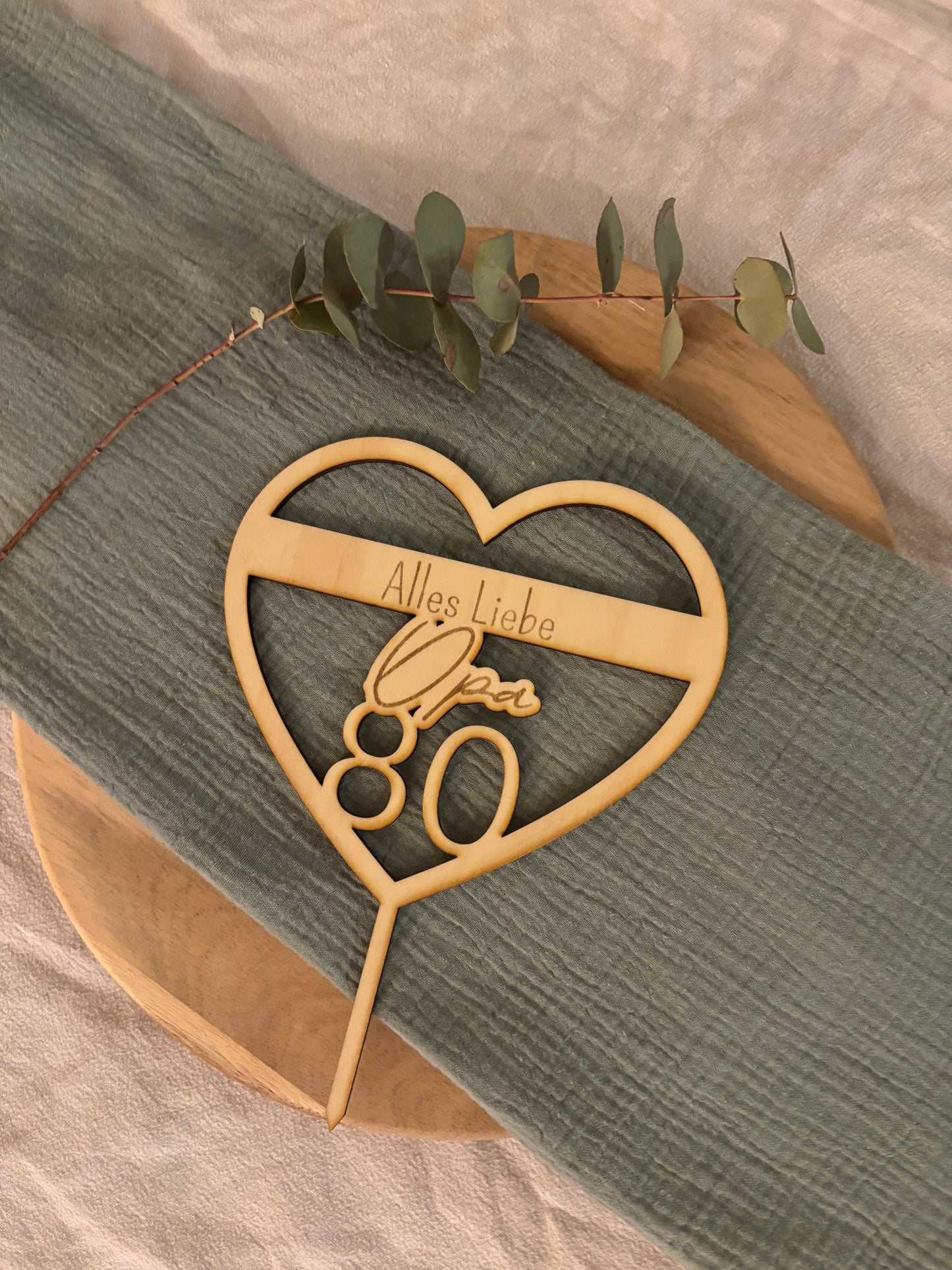 personalisierter Cake Topper in Herzform aus Holz mit Text, Name und Zahl