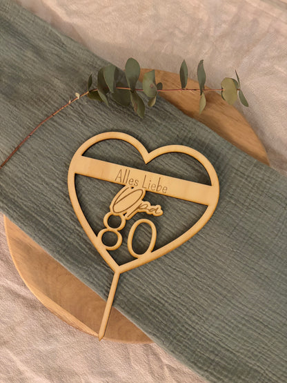 personalisierter Cake Topper in Herzform aus Holz mit Text, Name und Zahl