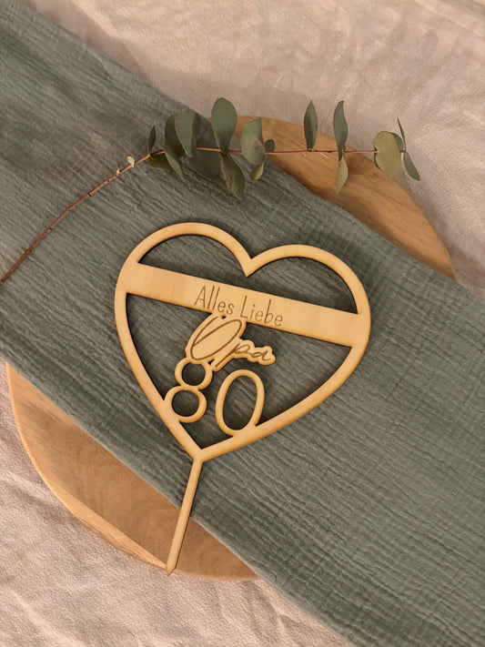 personalisierter Cake Topper in Herzform aus Holz mit Text, Name und Zahl