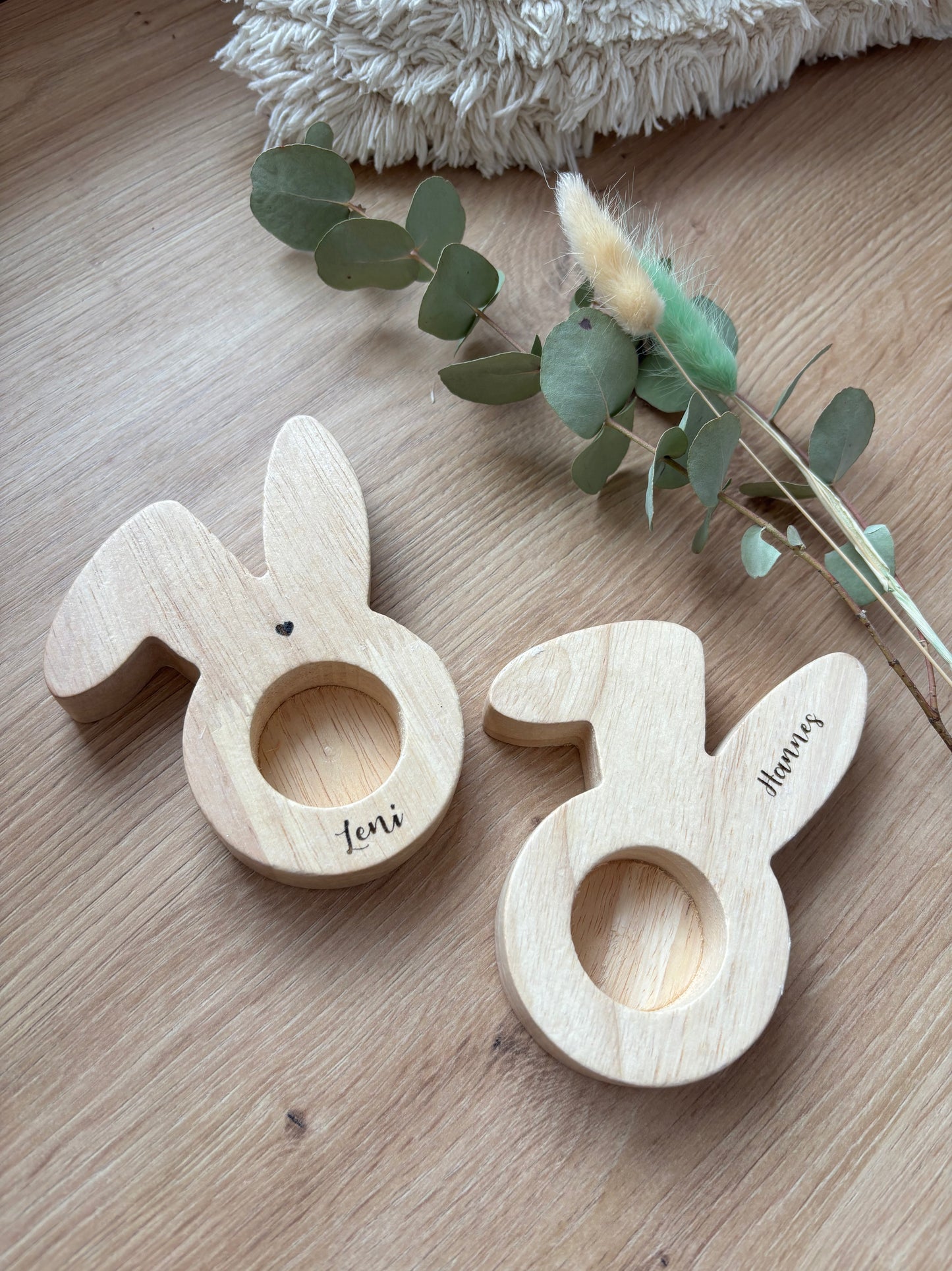 personalisierter Eierbecher Hase aus Holz